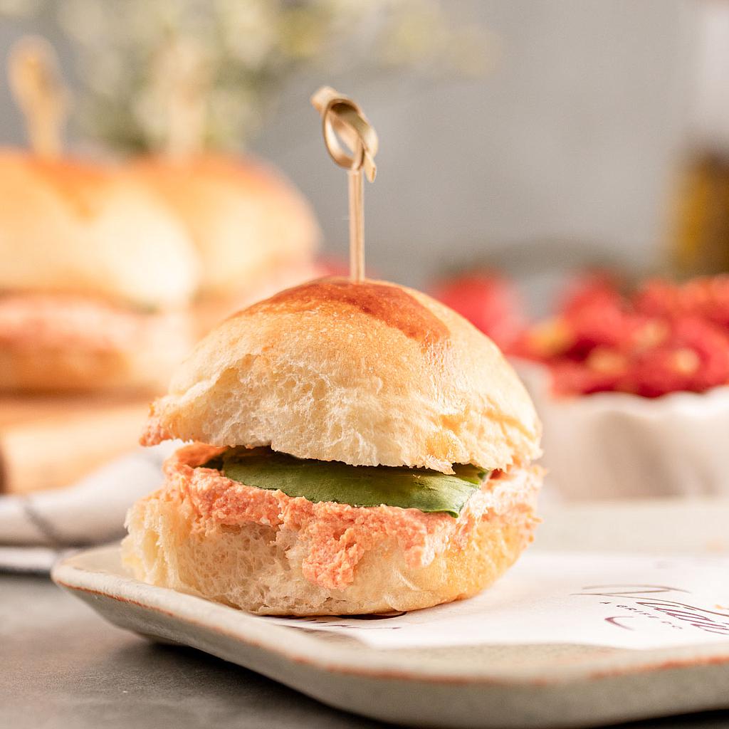 Mini Sanduíche no Pão de Batata com Patê de Tomate Seco