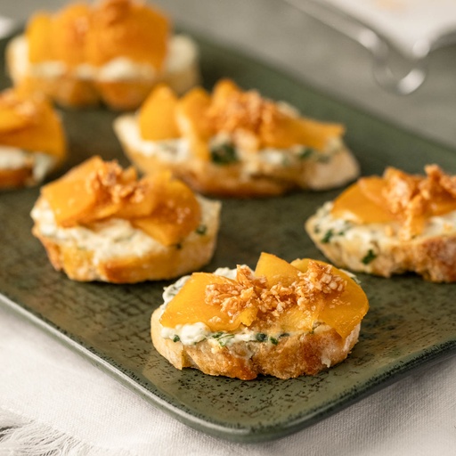 [110895] Canapé de gorgonzola com espinafre, pêras caramelizadas e praliné crocante